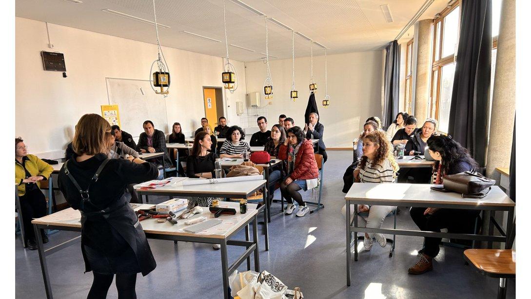 ''TÜRK KÜLTÜRÜNDE TÜRK RESSAMLARIN ROLÜNÜ SANATSAL İFADELERLE ANLATMAK'' KONULU ATÖLYE ÇALIŞMASI GERÇEKLEŞTİRİLMİŞTİR.